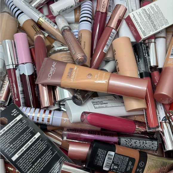 15 Piece Random makeup pulls of different brands